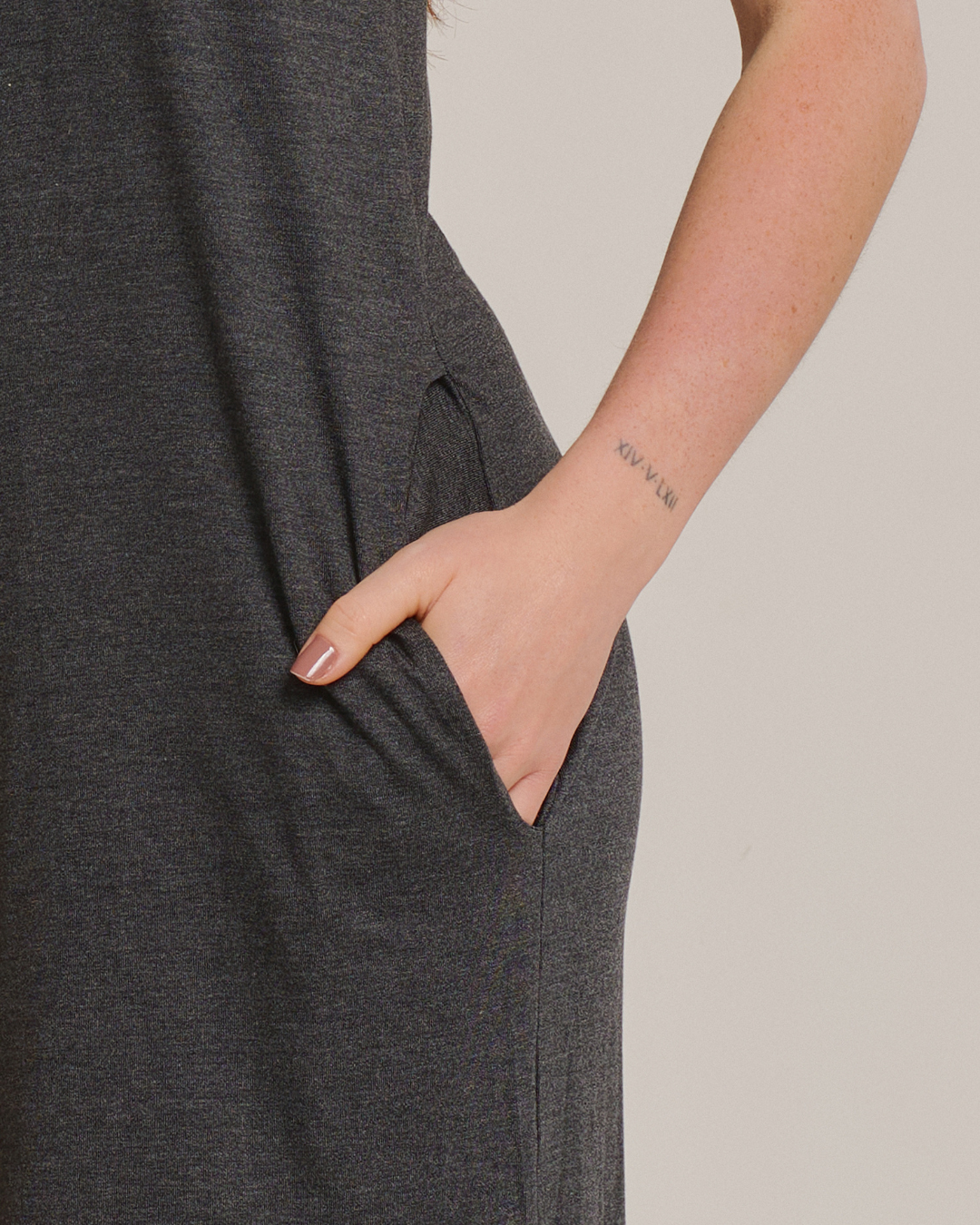 Macacão Feminino Casual Pantacourt com Alças Cinza - ALYA