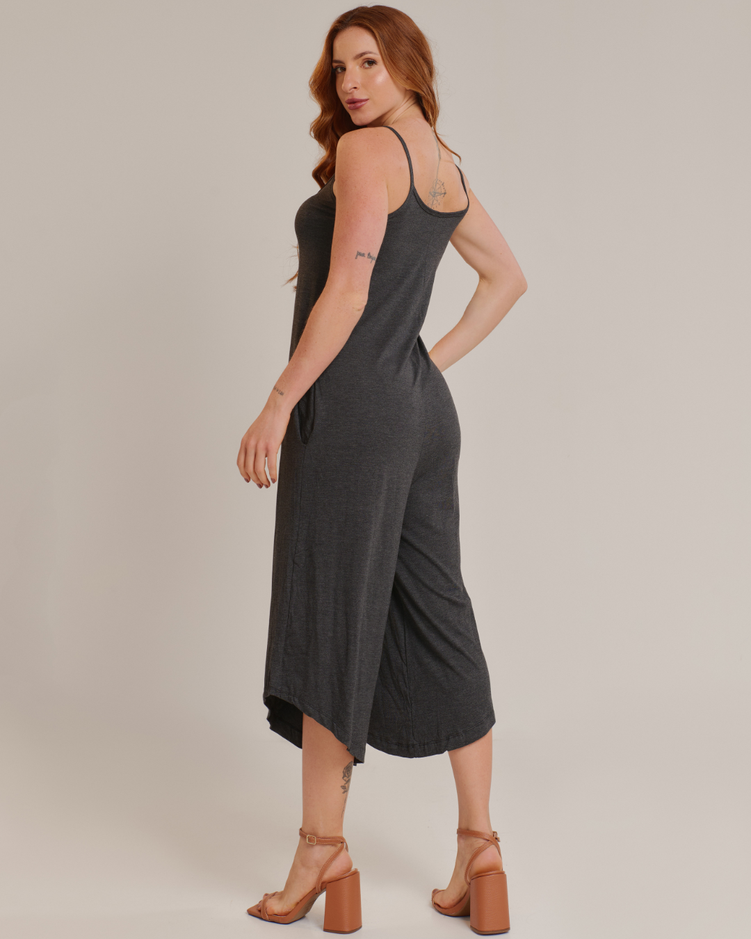Macacão Feminino Casual Pantacourt com Alças Cinza - ALYA