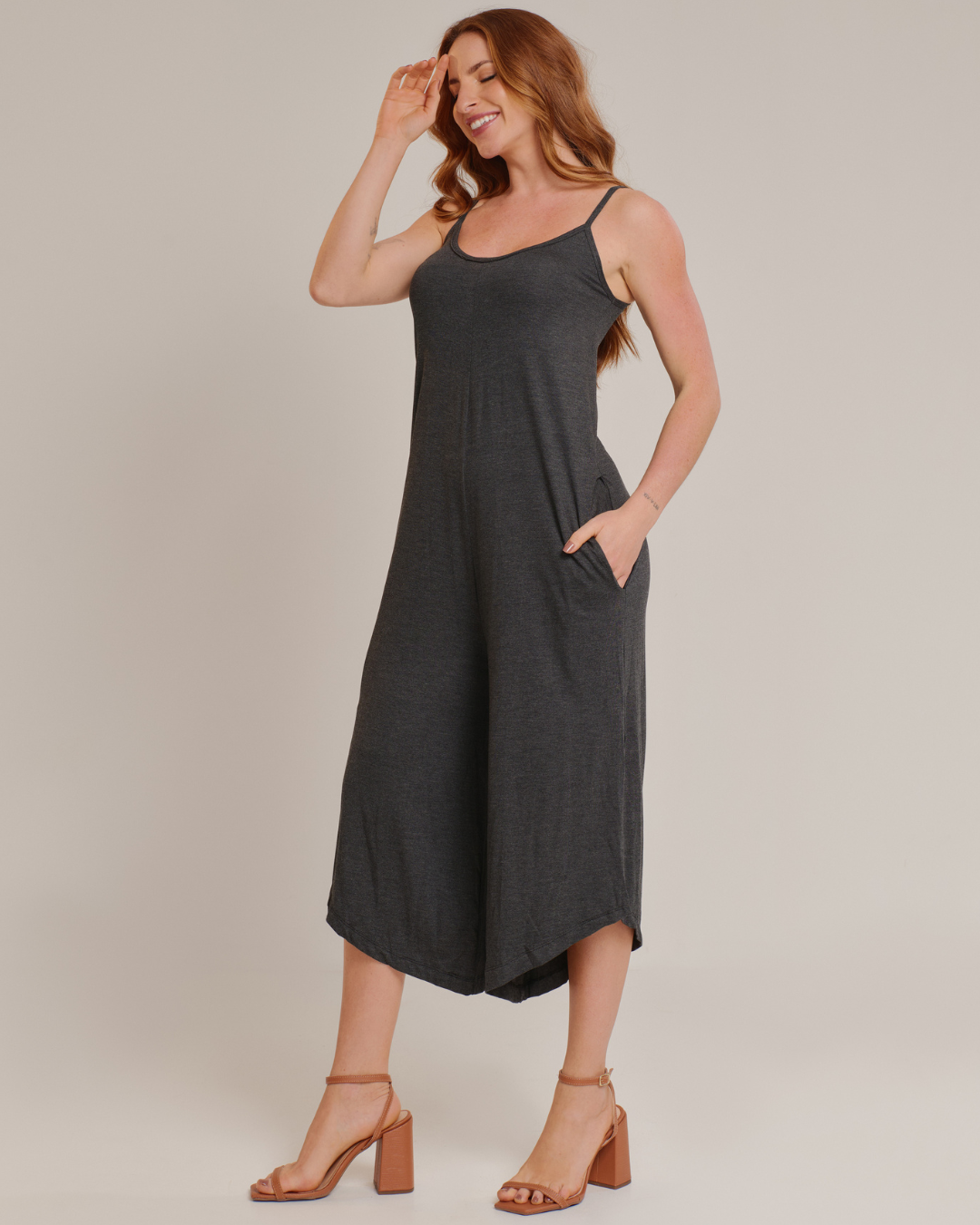 Macacão Feminino Casual Pantacourt com Alças Cinza