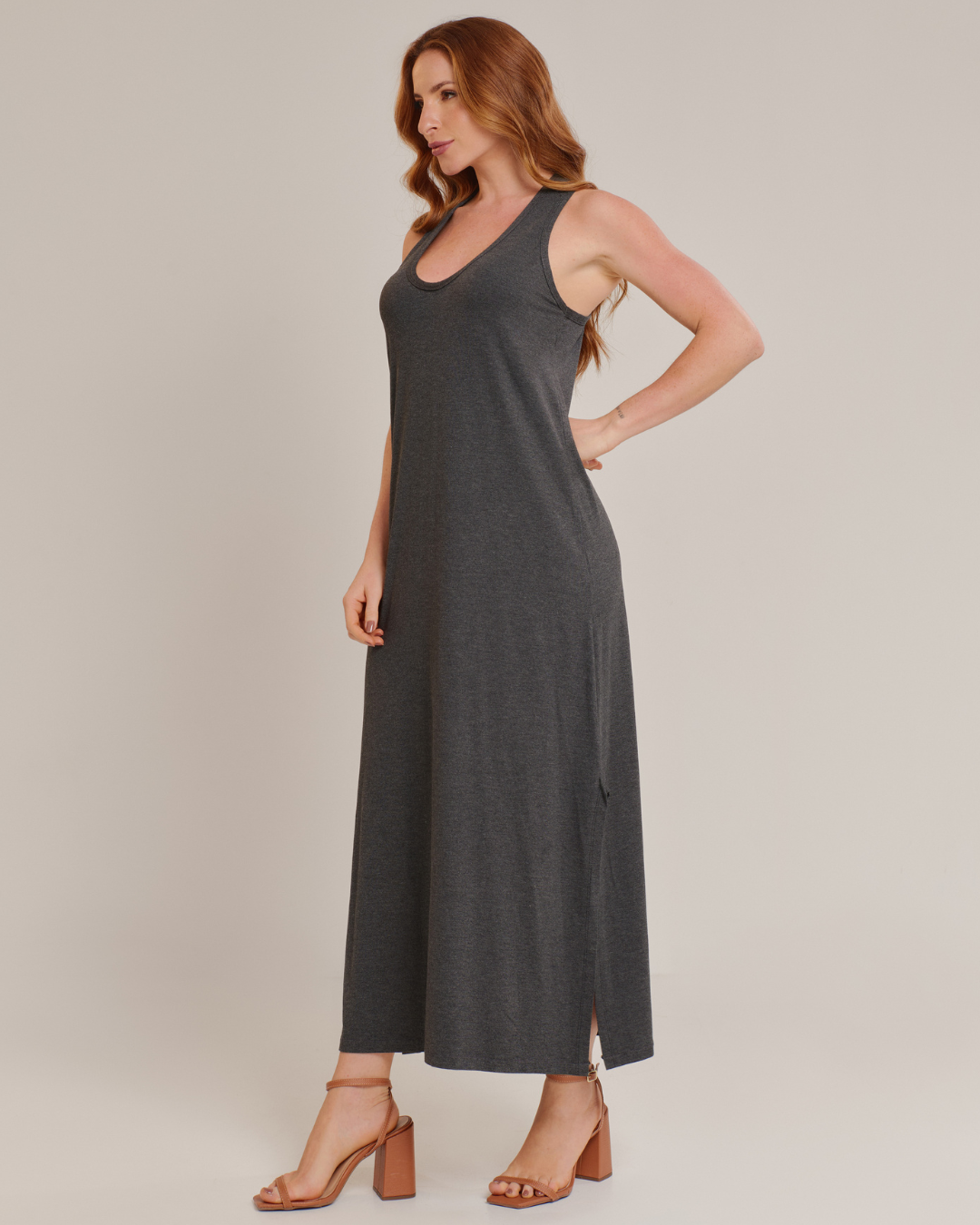 Vestido Casual Longo Feminino Regata com Fenda Lateral e Tecido Leve grafite
