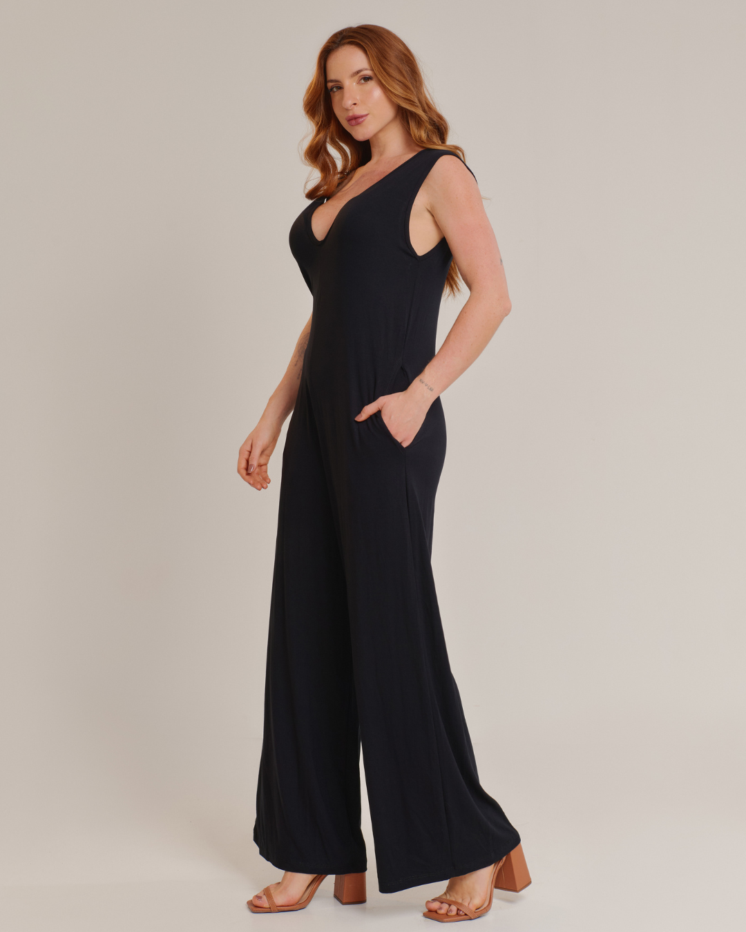 Macacão Feminino Longo Regata Preto Com bolsos