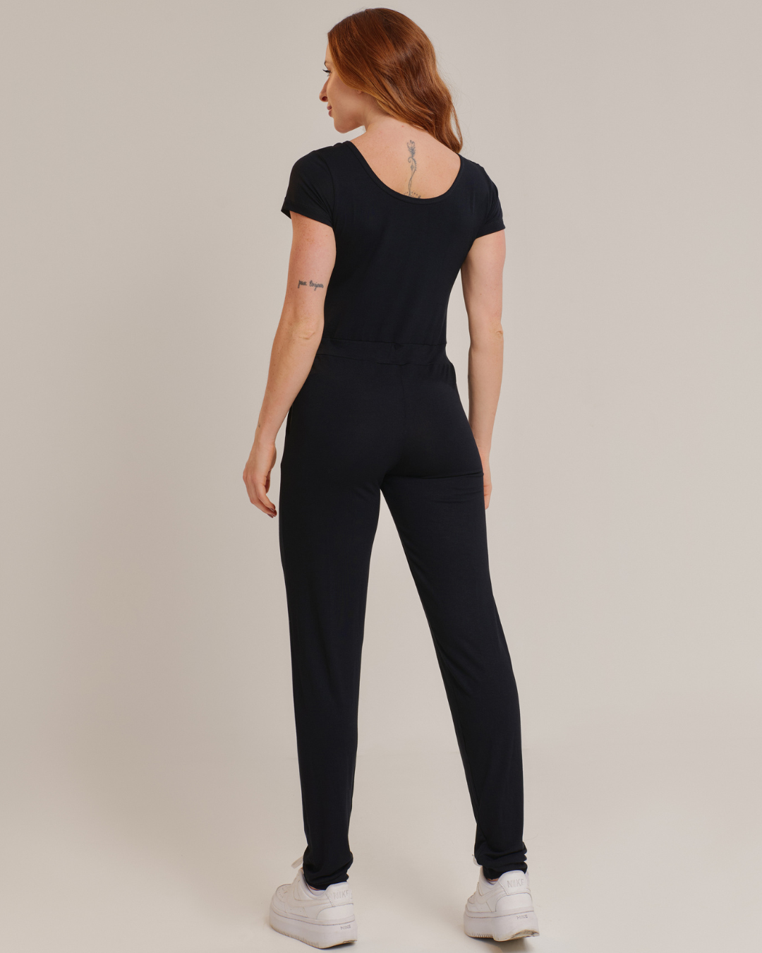 Macacão Feminino Preto com Cintura Ajustável e Caimento Leve - ALYA