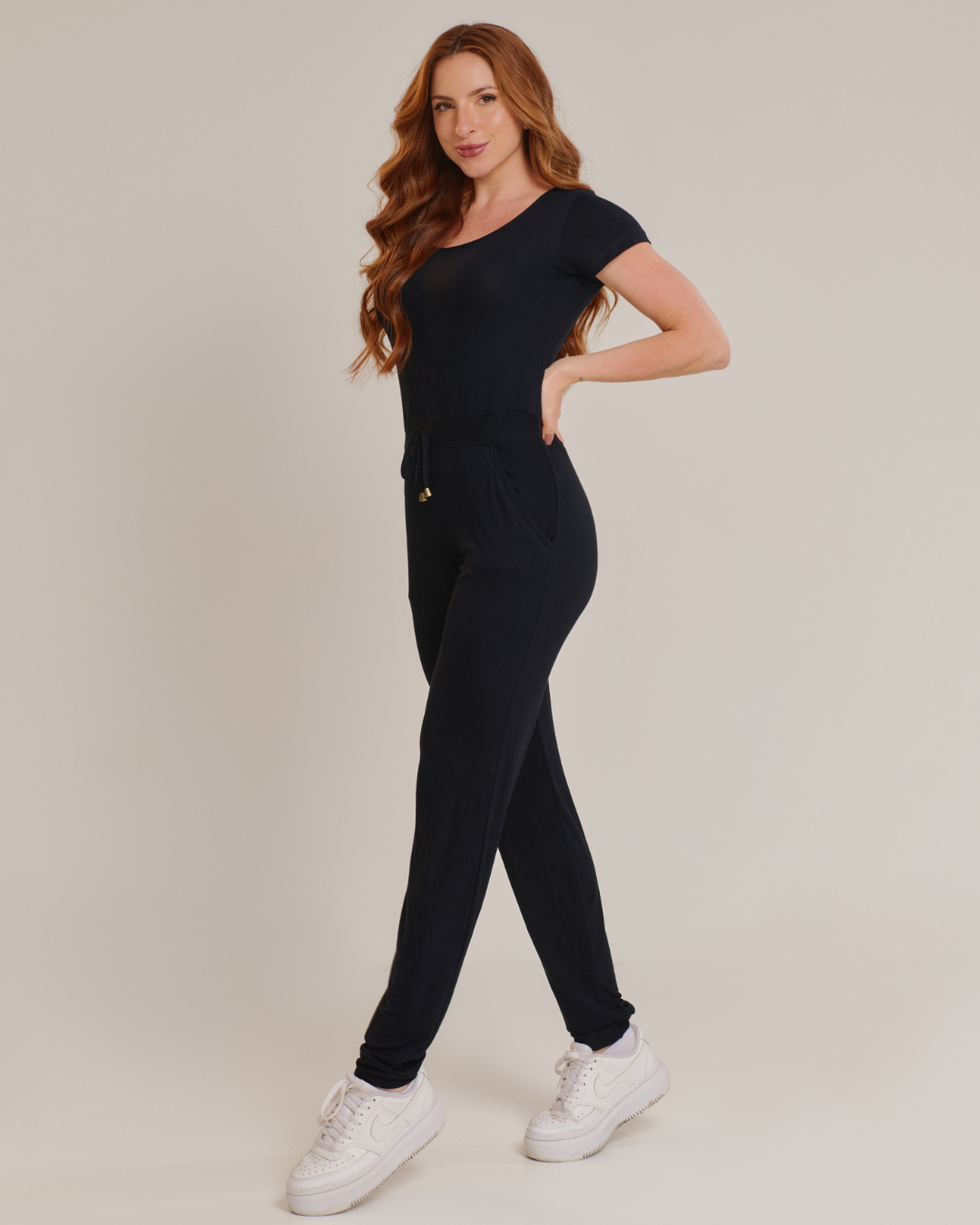 Macacão Feminino Preto com Cintura Ajustável e Caimento Leve
