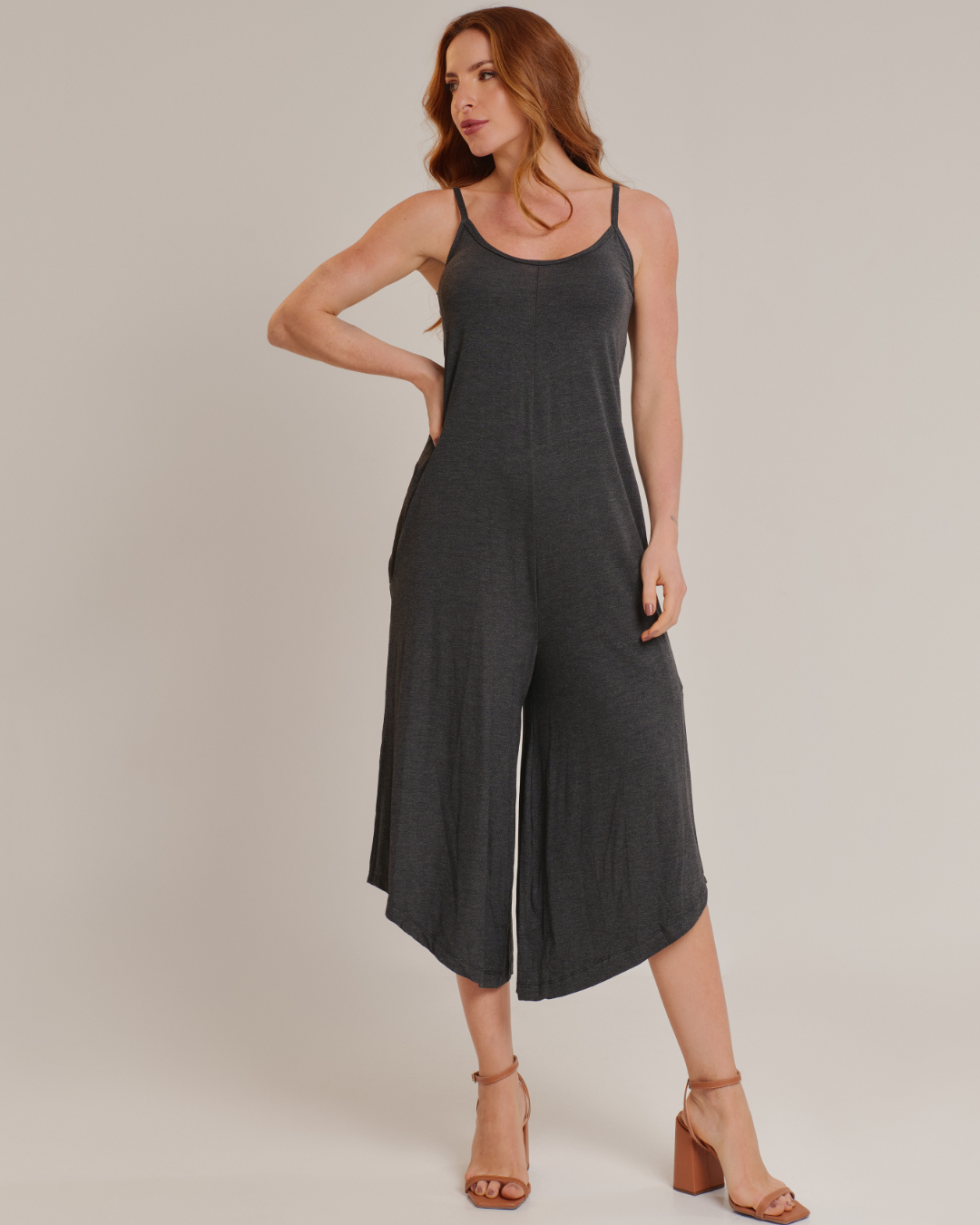 Macacão Feminino Casual Pantacourt com Alças Cinza - ALYA
