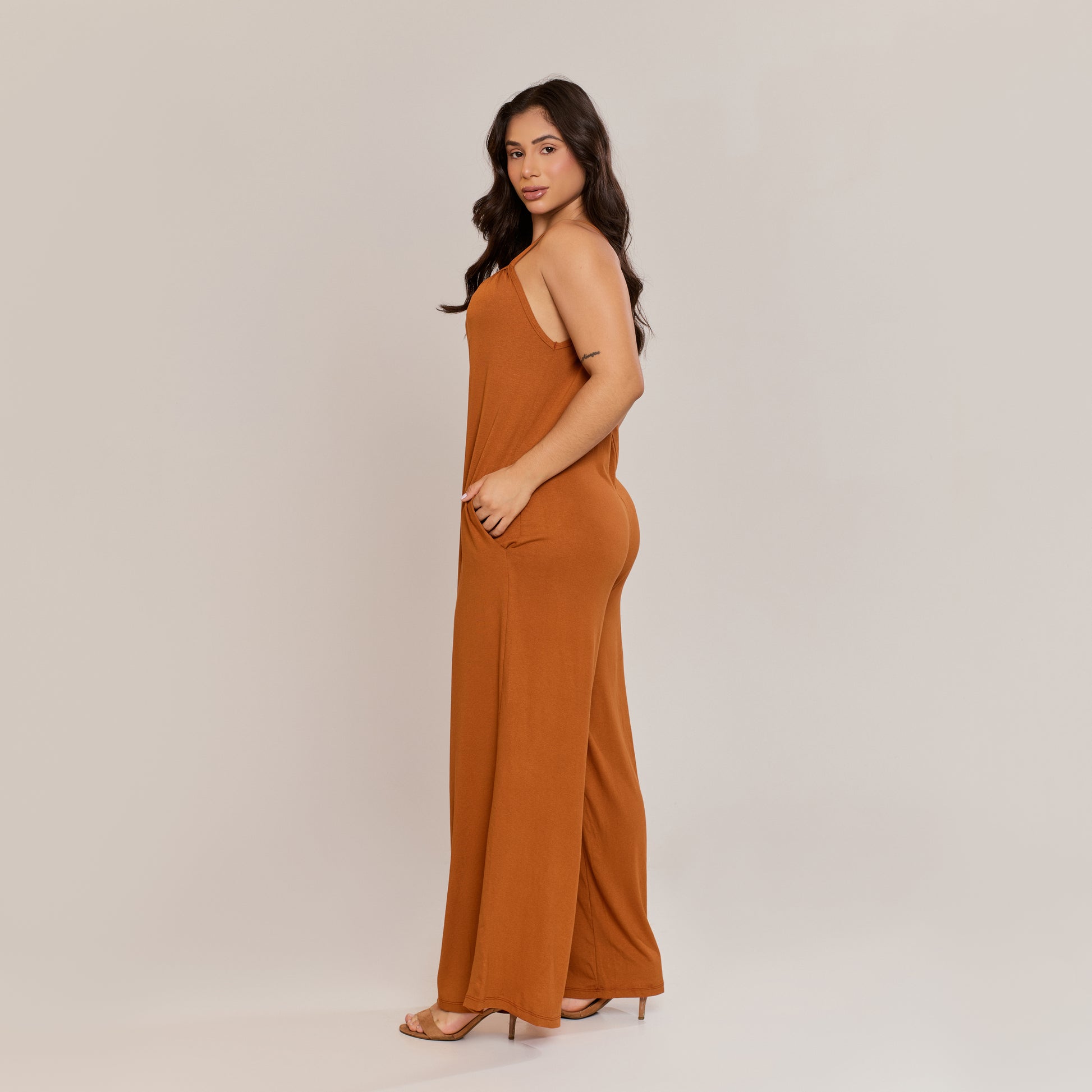Macacão Casual Feminino Camurça Com Bolsos e Alças - ALYA