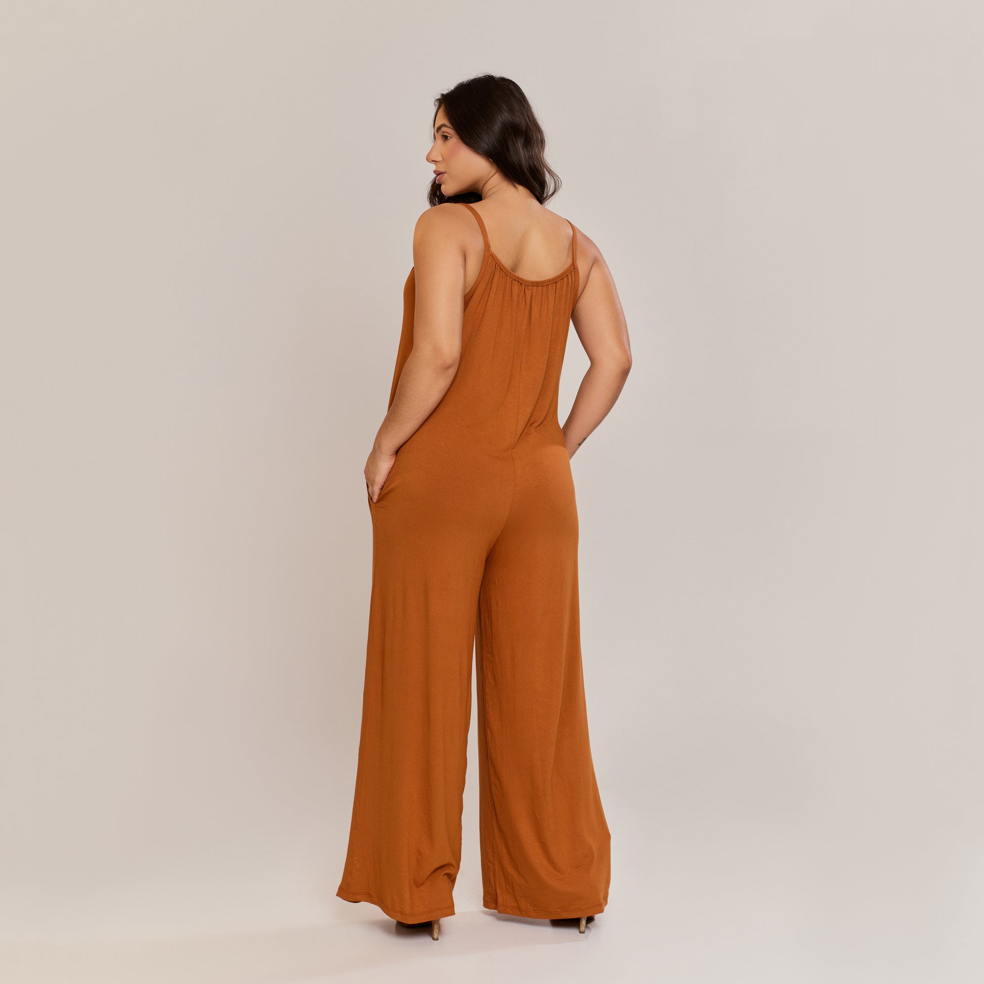 Macacão Casual Feminino Camurça Com Bolsos e Alças - ALYA