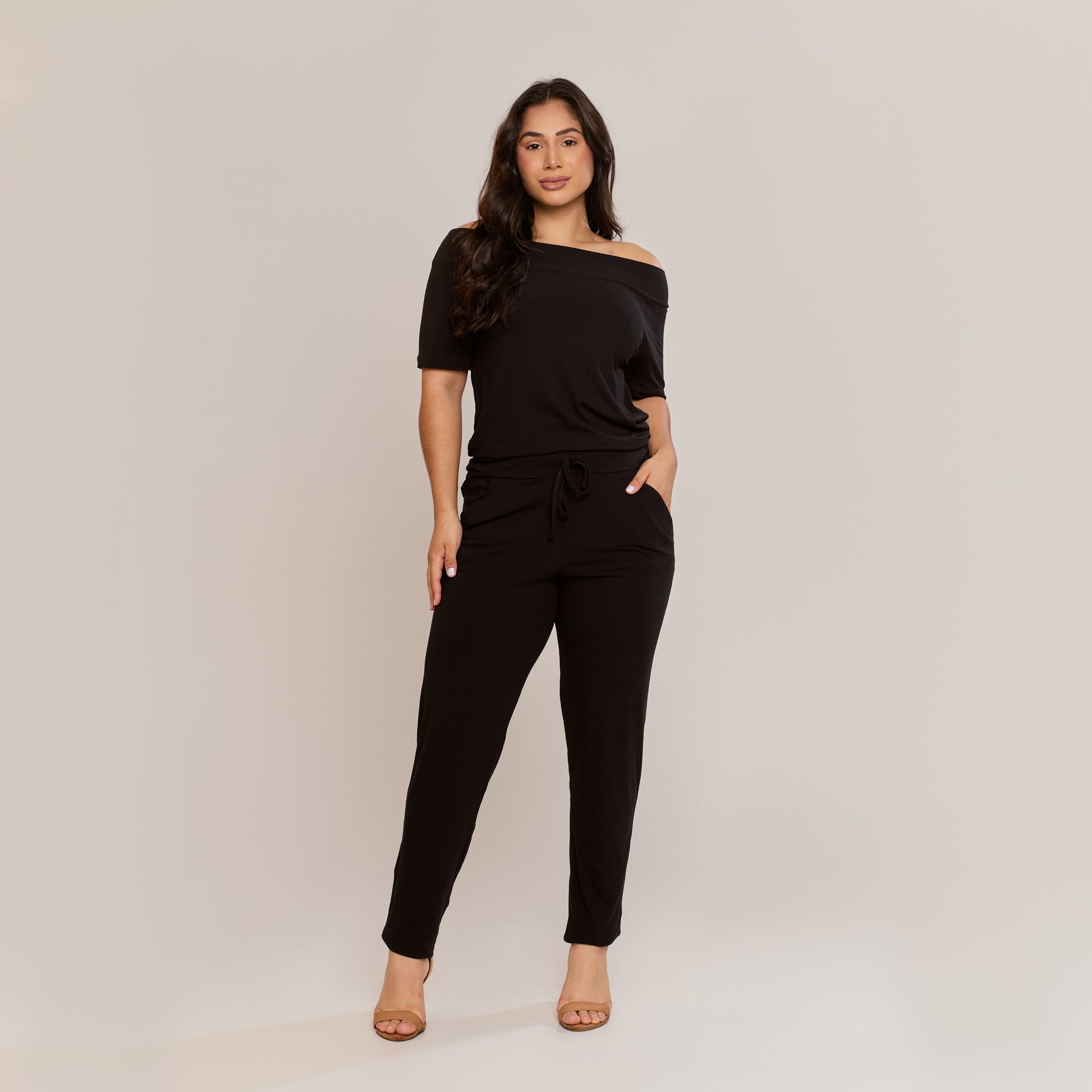 Macacão Feminino Capri Viscolycra Ombro a Ombro com Bolsos Ajuste na Cintura Preto - ALYA