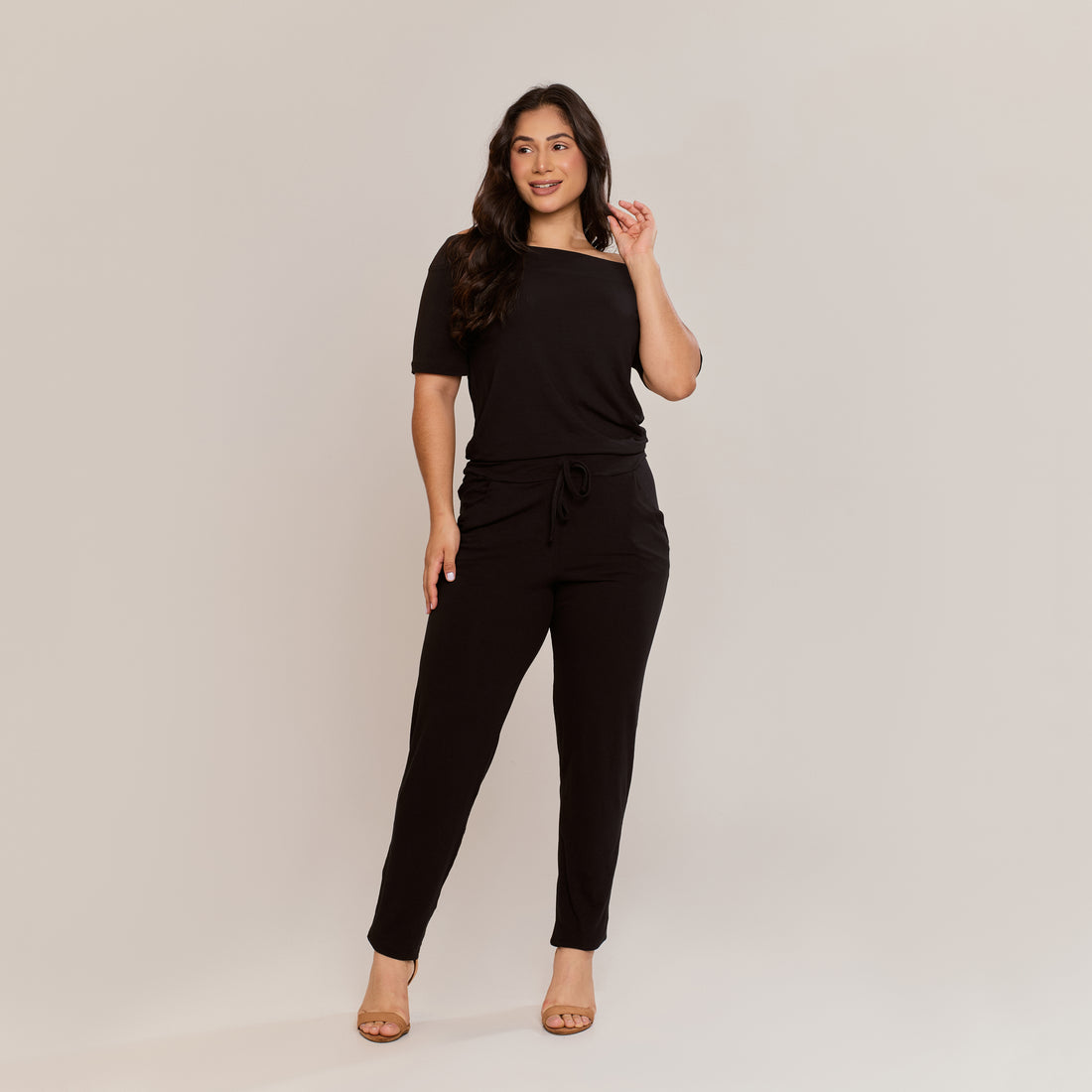 Macacão Feminino Capri Viscolycra Ombro a Ombro com Bolsos Ajuste na Cintura Preto - ALYA