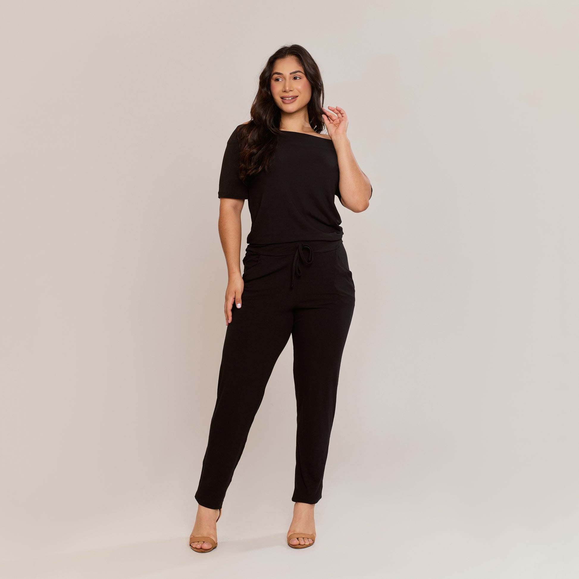 Macacão Feminino Capri Viscolycra Ombro a Ombro com Bolsos Ajuste na Cintura Preto - ALYA