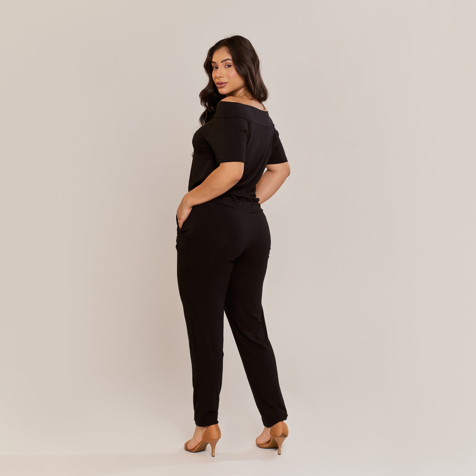 Macacão Feminino Capri Viscolycra Ombro a Ombro com Bolsos Ajuste na Cintura Preto - ALYA