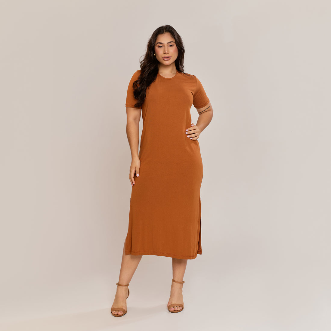 Vestido Midi Viscolycra Feminino com Fenda Lateral Manga Curta Caimento Reto - ALYA