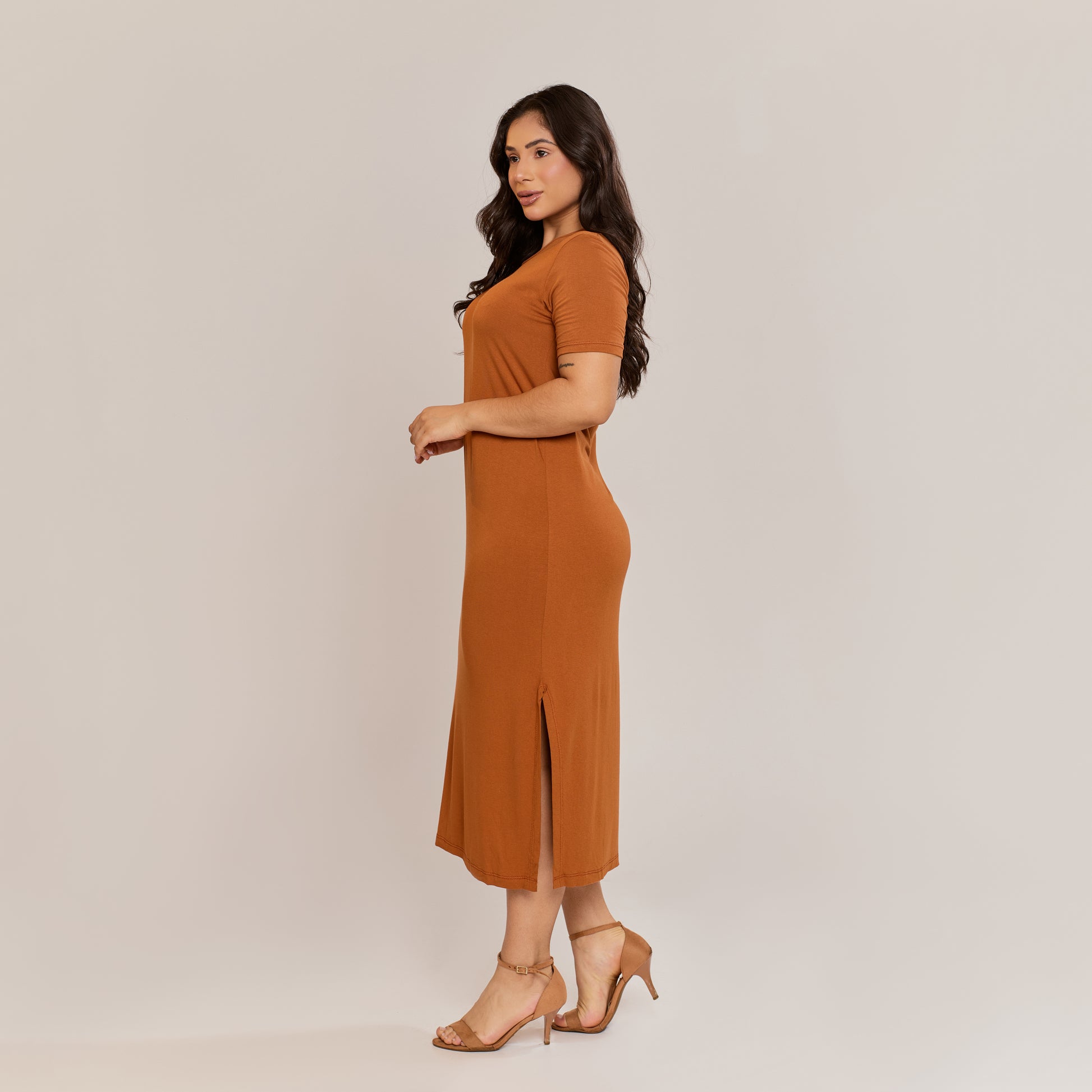 Vestido Midi Viscolycra Feminino com Fenda Lateral Manga Curta Caimento Reto - ALYA