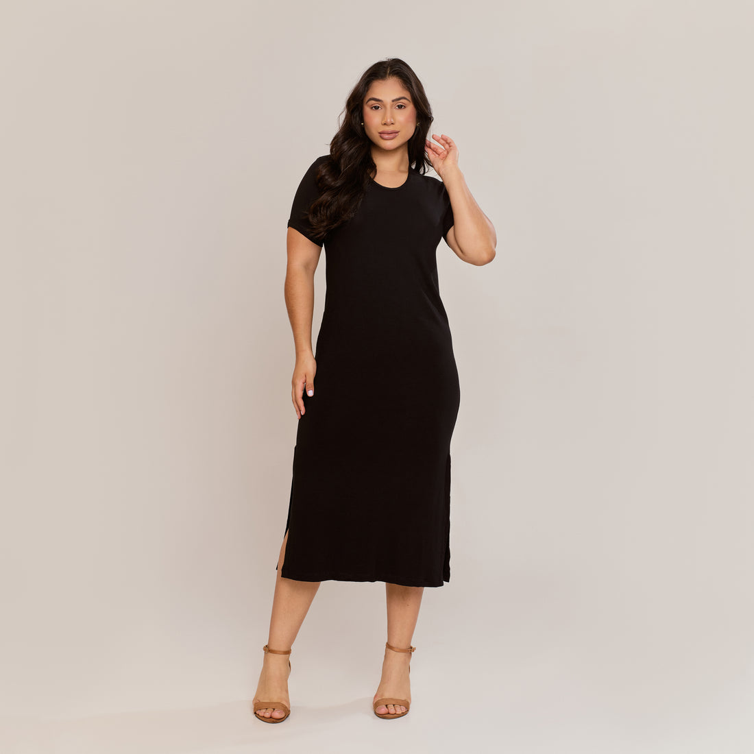 Vestido Midi Viscolycra Feminino com Fenda Lateral Manga Curta Caimento Reto Preto - ALYA