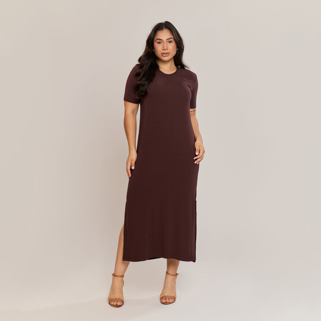 Vestido Midi Marrom Viscolycra Feminino com Fenda Lateral Manga Curta Caimento Reto - ALYA