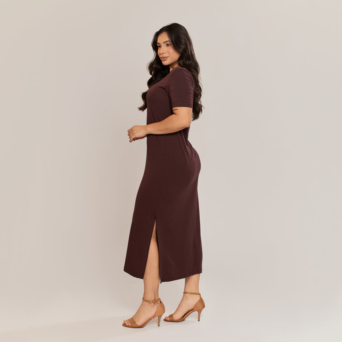 Vestido Midi Marrom Viscolycra Feminino com Fenda Lateral Manga Curta Caimento Reto - ALYA