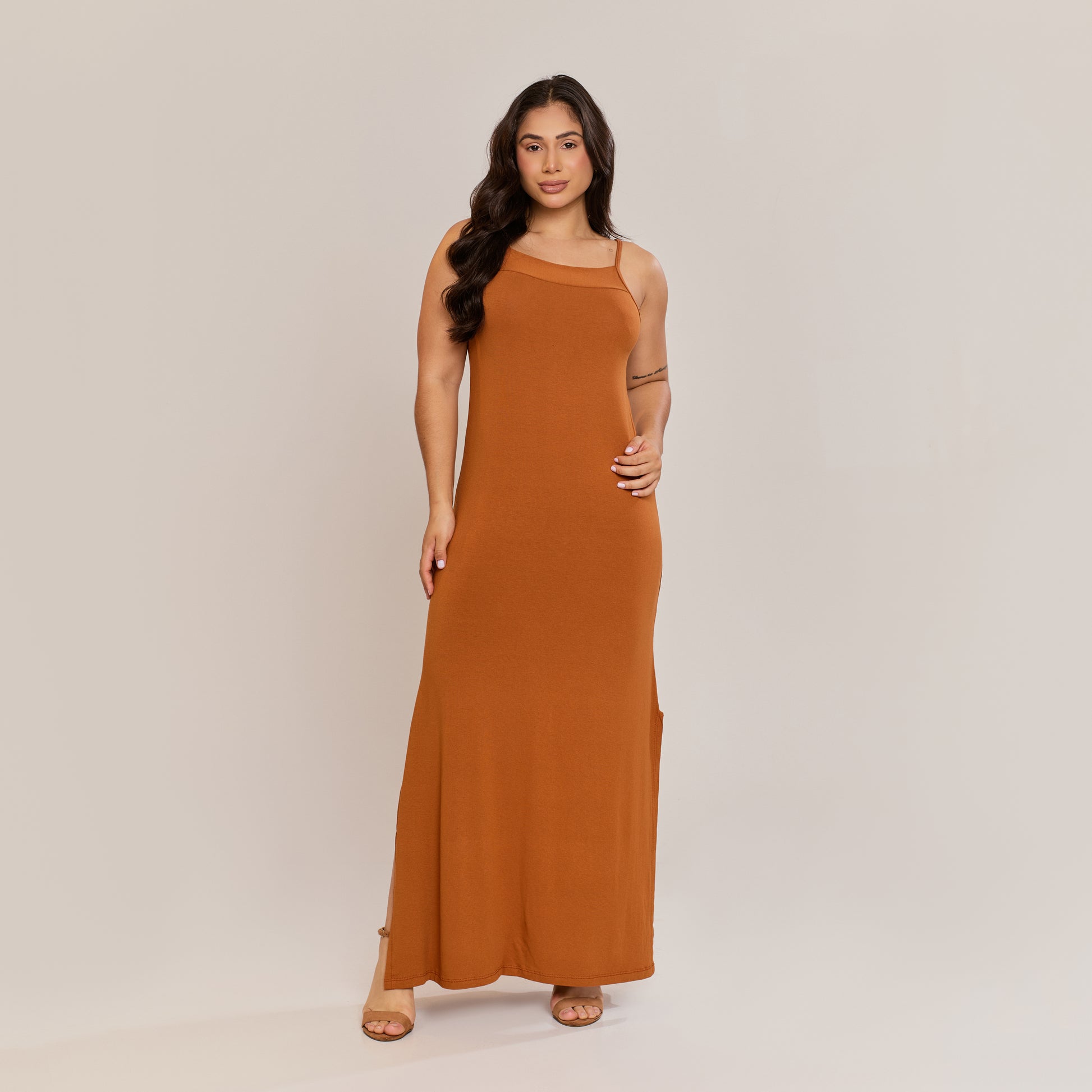 Vestido Longo Viscolycra Alça Fina com Fenda Lateral Feminino Caimento Reto Marrom - ALYA