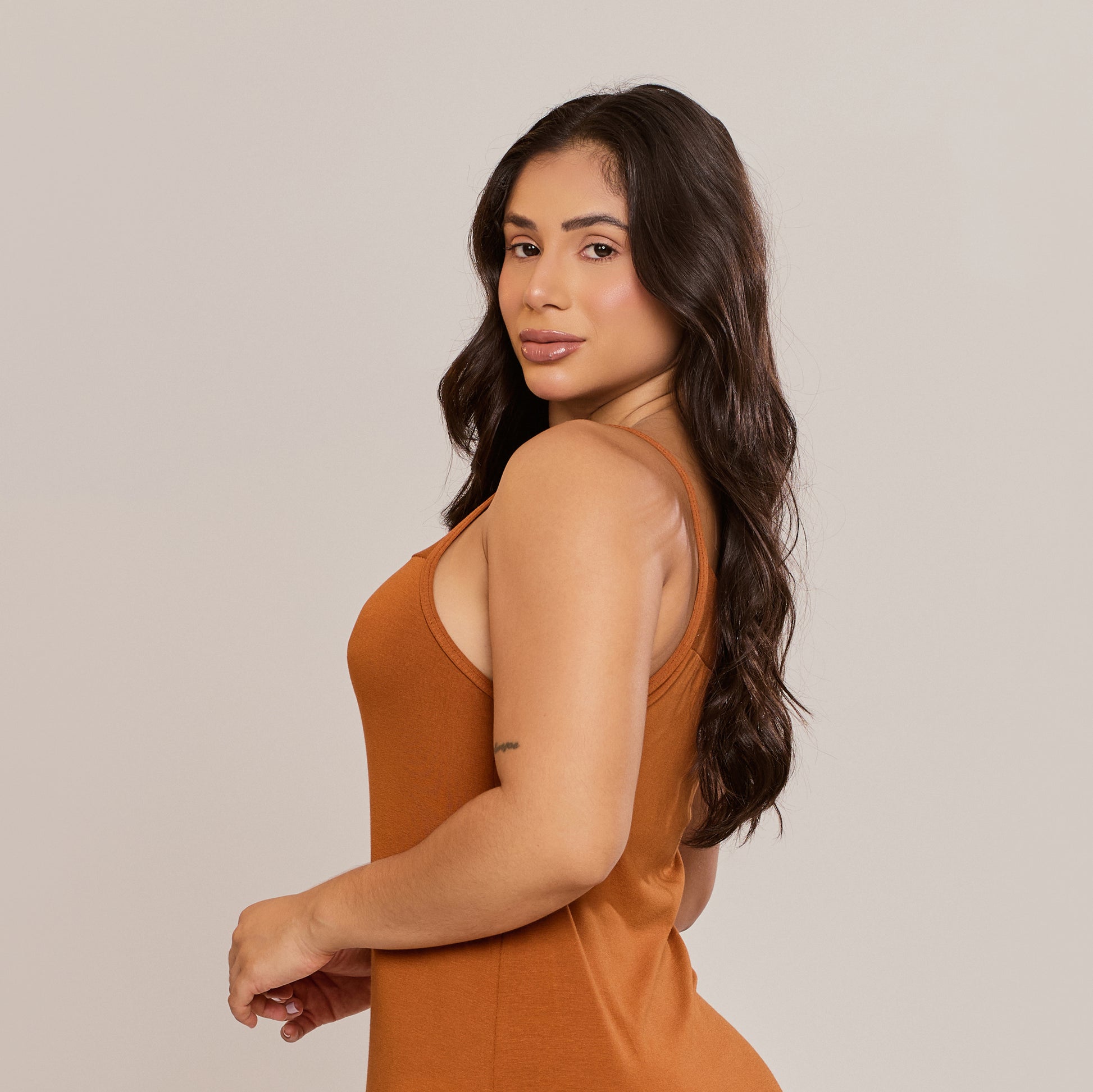 Vestido Longo Viscolycra Alça Fina com Fenda Lateral Feminino Caimento Reto Marrom - ALYA