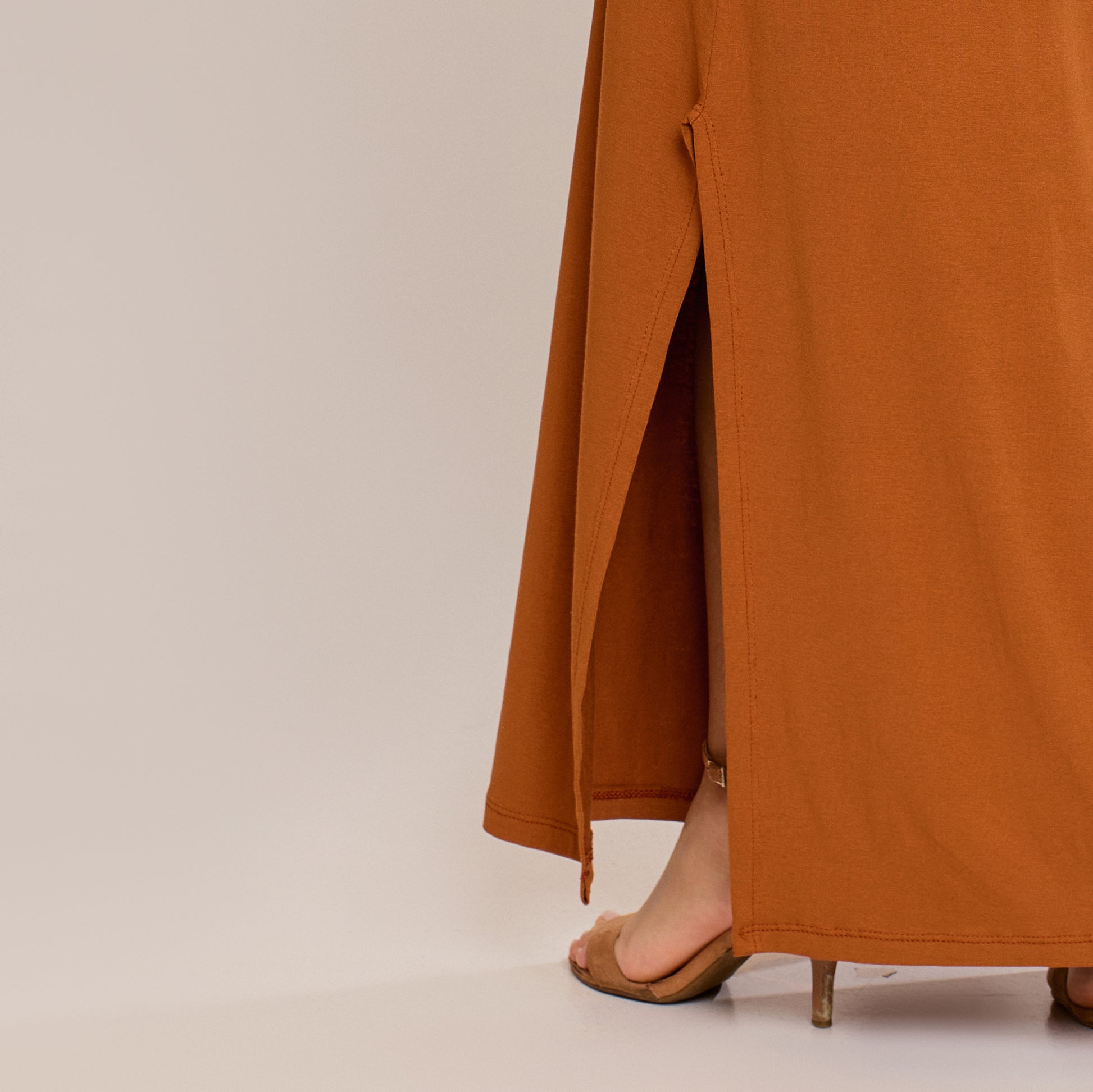 Vestido Longo Viscolycra Alça Fina com Fenda Lateral Feminino Caimento Reto Marrom - ALYA