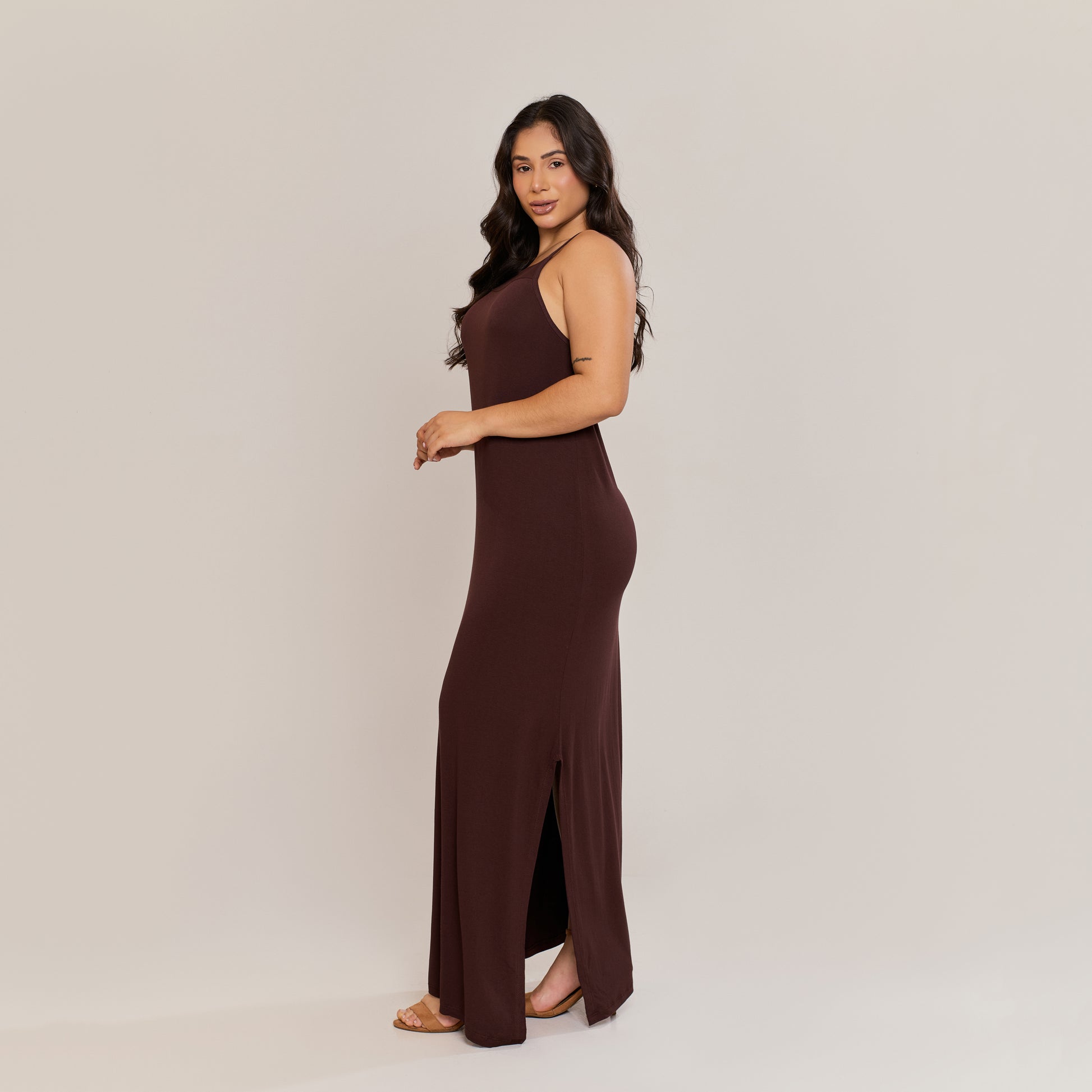 Vestido Longo Marrom Viscolycra Alça Fina com Fenda Lateral Feminino Caimento Reto - ALYA