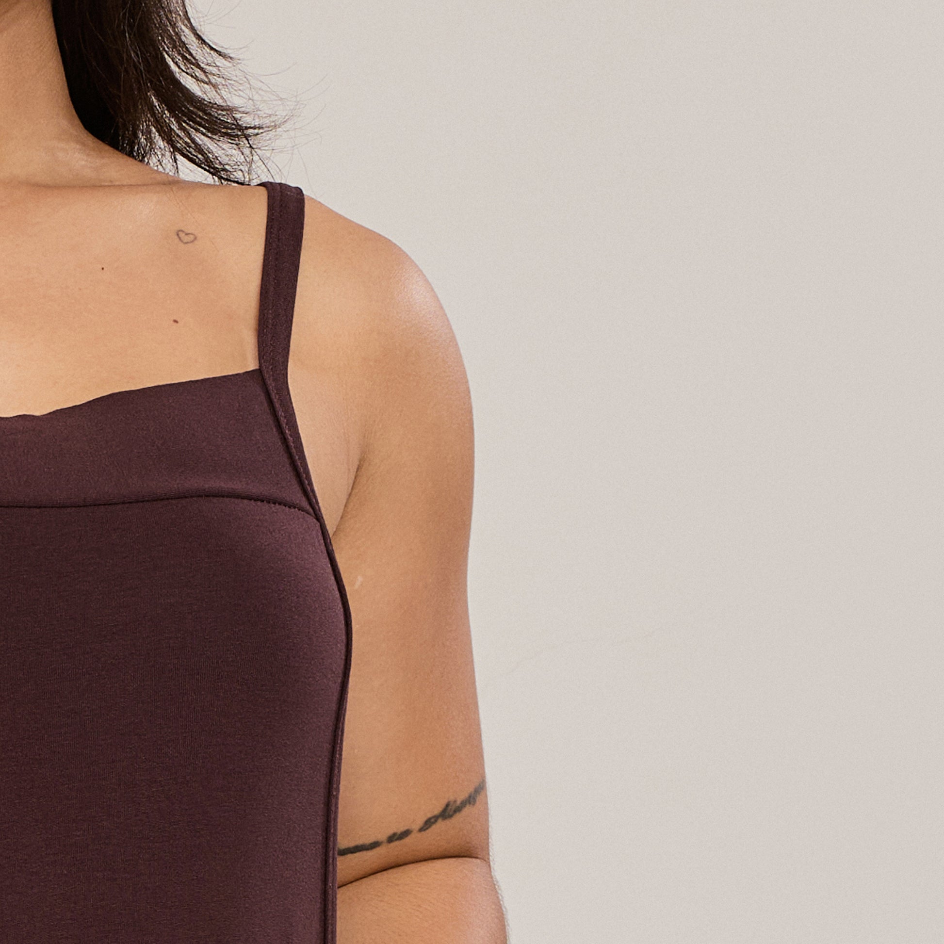 Vestido Longo Marrom Viscolycra Alça Fina com Fenda Lateral Feminino Caimento Reto - ALYA