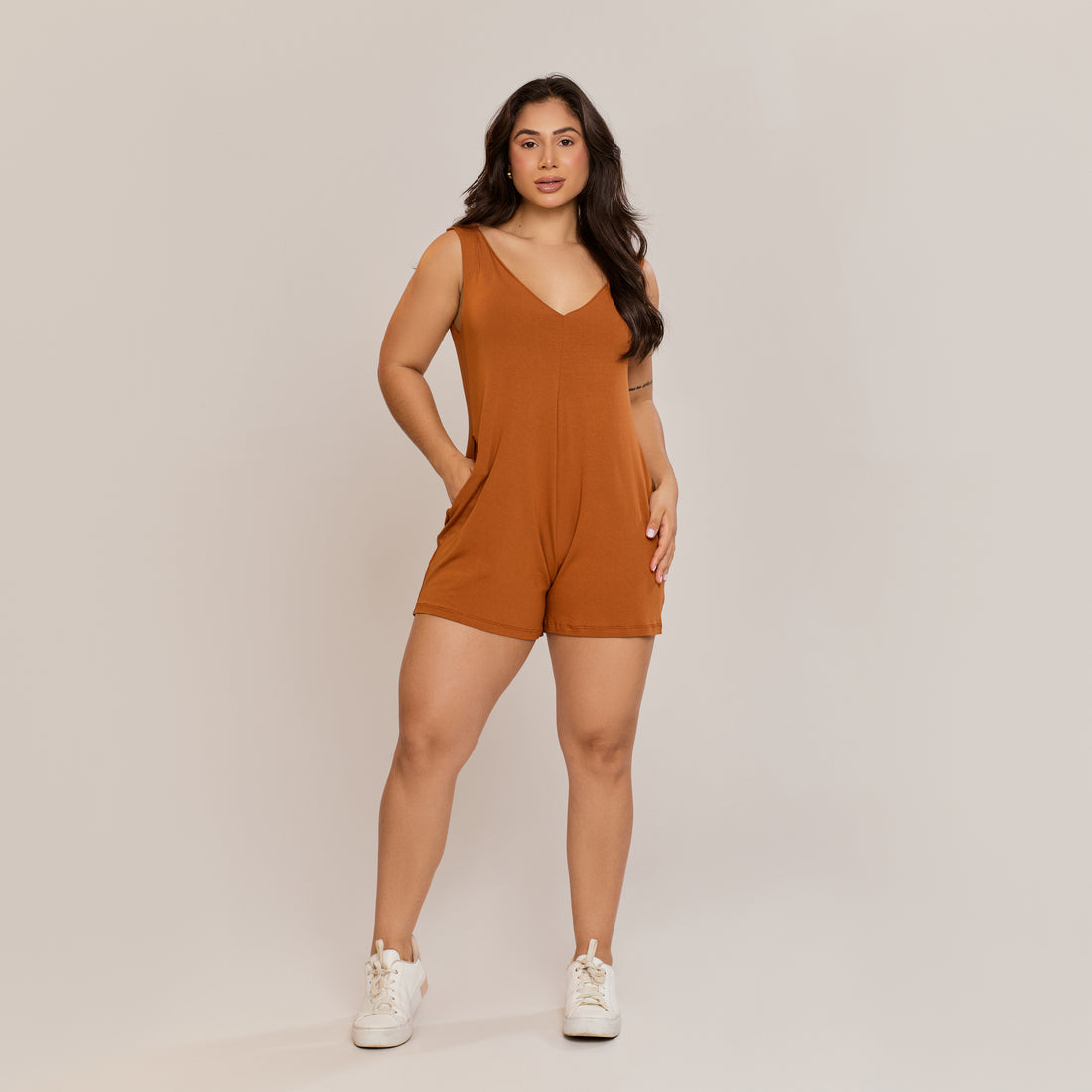 Macaquinho Feminino Preto em Malha Viscolycra com Bolsos Caramelo - ALYA