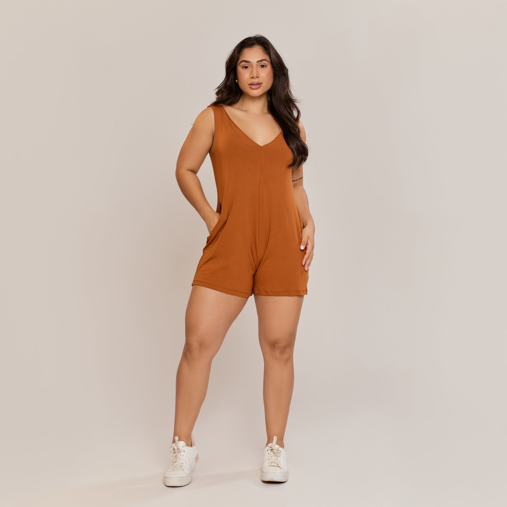 Macaquinho Feminino Preto em Malha Viscolycra com Bolsos Caramelo - ALYA